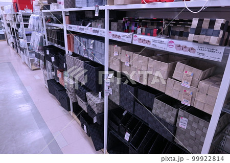 百円ショップの店内の光景 99922814