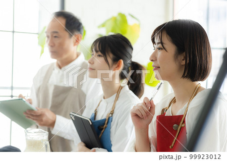 料理教室に通う男女 99923012