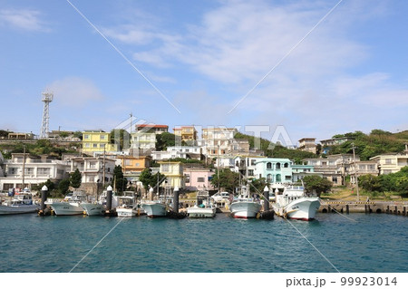 沖縄 宮古島市 伊良部島佐良浜漁港とカラフルな街並み 沖縄 宮古島市 伊良部島佐良浜漁港とカラフルな街並み 99923014