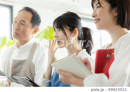 料理教室に通う男女 99923022