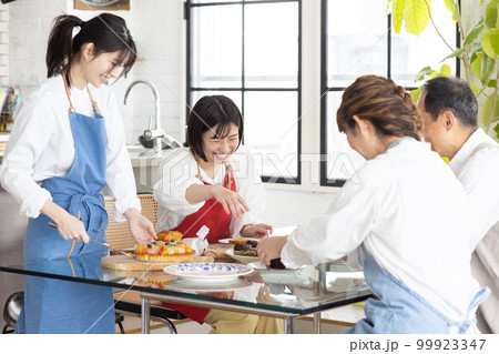 楽しく家でケーキを食べる 楽しく家でケーキを食べる 99923347