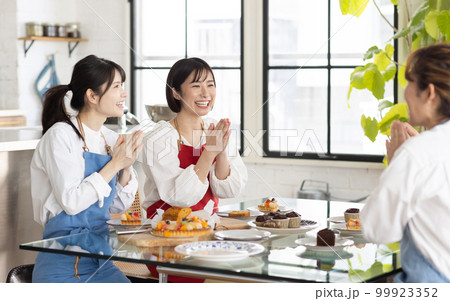 お菓子教室でケーキを試食する 99923352