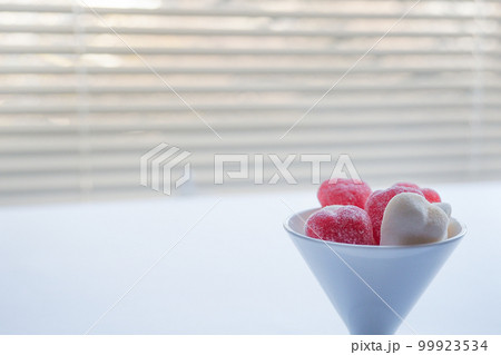 白いカップに入れたハート型のグミ、バレンタインイメージ 99923534
