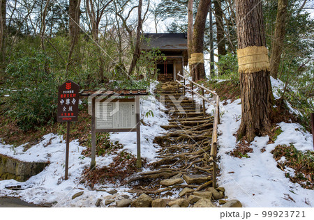 冬の中尊寺　金色堂脇に建つ関山天満宮　岩手県 99923721