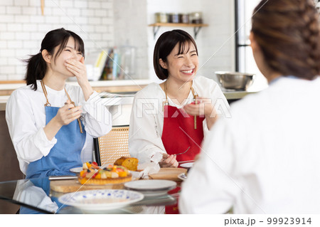 作ったケーキを試食する 作ったケーキを試食する 99923914