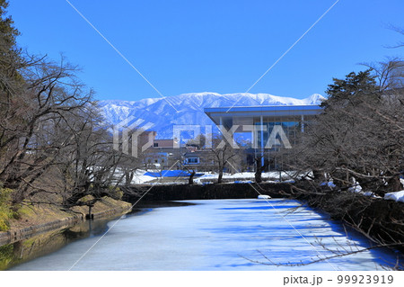 冬の上杉神社　雪に覆われたお濠 99923919