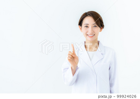 白衣のミドルの女性 白衣のミドルの女性 99924026