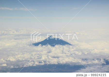 雲から顔出す富士山 99924235