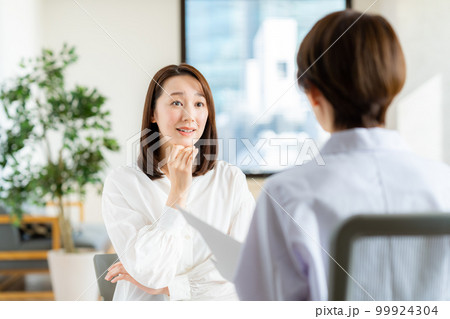 診察を受けるミドルの女性 診察を受けるミドルの女性 99924304