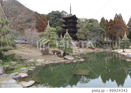 梅薫る立春の山口瑠璃光寺 99924342