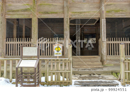 冬の中尊寺　金色堂脇に建つ旧覆堂　岩手県 99924551