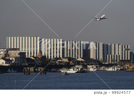 羽田イノベーションシティと飛行機 99924577