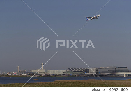 羽田空港を離陸する飛行機 羽田空港を離陸する飛行機 99924600