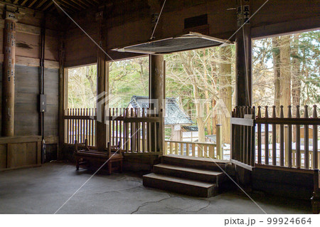 金色堂旧覆堂内部より中尊寺境内を望む 岩手県 金色堂旧覆堂内部より中尊寺境内を望む 岩手県 99924664