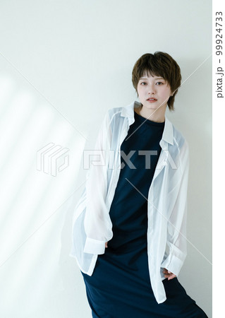 若い女性のクールビューティポートレート 99924733