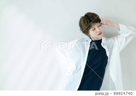 若い女性のクールビューティポートレート 99924740