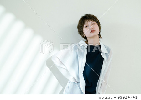 若い女性のクールビューティポートレート 若い女性のクールビューティポートレート 99924741