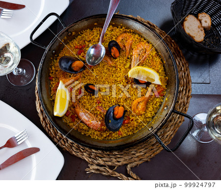 Portion of fresh seafood paella 99924797