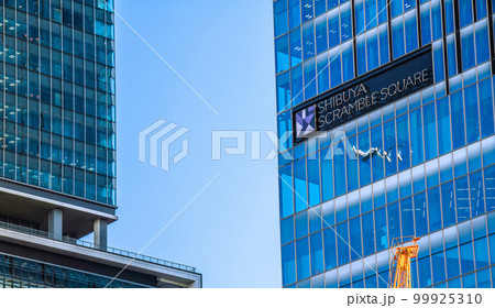 日本の東京都市景観 渋谷スクランブルスクエアの窓ガラスに映る航空機などを望む。航空需要回復へ=3日 日本の東京都市景観 渋谷スクランブルスクエアの窓ガラスに映る航空機などを望む。航空需要回復へ=3日 99925310
