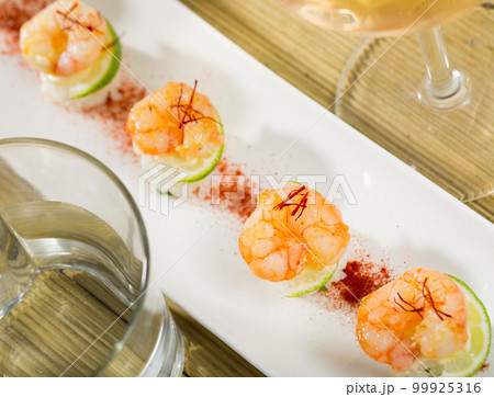 Grilled shrimps on rice balls 99925316