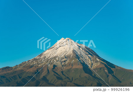 The scenery view of Mt.Taranaki (Mount Egmont) in winter season of North Island, New Zealand. 99926196