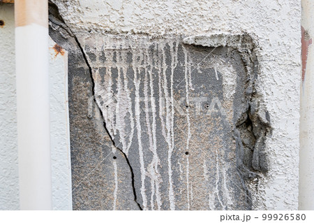 ひび割れ　剥離　建築　コンクリート　クラック　外壁　屋外　汚れ　建設　塀　外壁　破損　 99926580