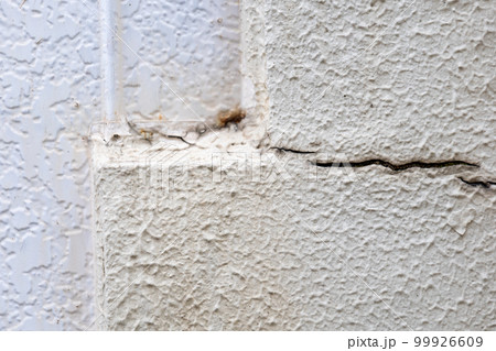 ひび割れ　剥離　建築　コンクリート　クラック　外壁　屋外　汚れ　建設　塀　外壁　破損　 99926609