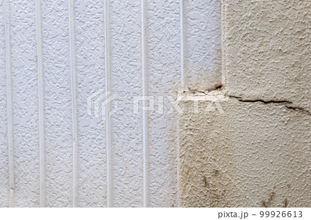 ひび割れ　剥離　建築　コンクリート　クラック　外壁　屋外　汚れ　建設　塀　外壁　破損　 99926613