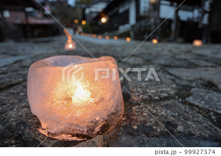馬籠氷雪の灯祭り、氷灯篭と石畳 99927374