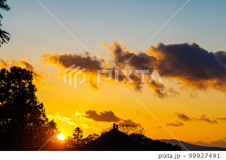 東大寺二月堂舞台下から見た夕景 大仏殿と生駒山の上空に広がる夕焼け空と沈みゆく夕日② 東大寺二月堂舞台下から見た夕景 大仏殿と生駒山の上空に広がる夕焼け空と沈みゆく夕日② 99927491