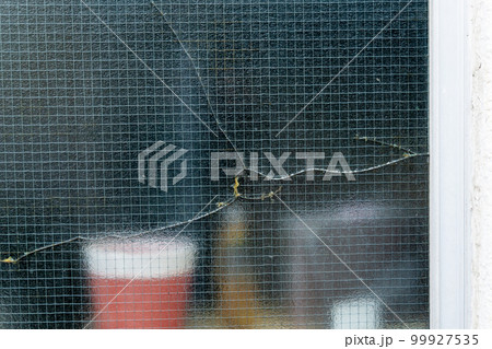 泥棒　警察　硝子　不法侵入　ガラス　防犯　鍵　施錠　解錠　窃盗　犯罪　セキュリティー　アルミサッシ 99927535