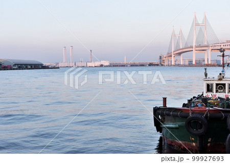 横浜貯木場防波堤から望むベイブリッジ 99927693