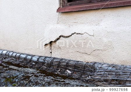 ひび割れ　剥離　建築　コンクリート　クラック　外壁　屋外　汚れ　建設　塀　外壁　破損　 99927698