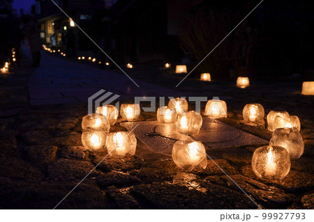 馬籠、氷雪の灯祭りの氷灯篭と石畳の街並み 99927793