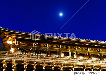 2023年3月2日　修二会(お水取り)お松明開始直前の二月堂　月を背景に夜空に浮かぶ二月堂 99927806