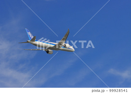 離陸上昇していく旅客機 離陸上昇していく旅客機 99928541