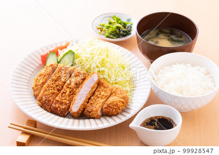 トンカツを食べる トンカツを食べる 99928547