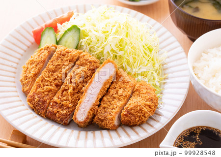 トンカツを食べる 99928548