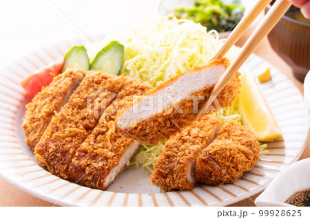 トンカツを食べる トンカツを食べる 99928625
