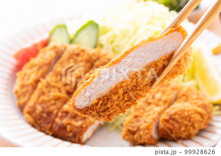 トンカツを食べる トンカツを食べる 99928626