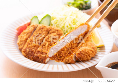 トンカツを食べる トンカツを食べる 99928627