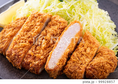 トンカツを食べる 99928857
