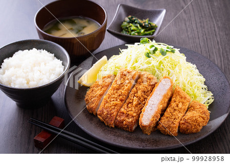 トンカツを食べる 99928958