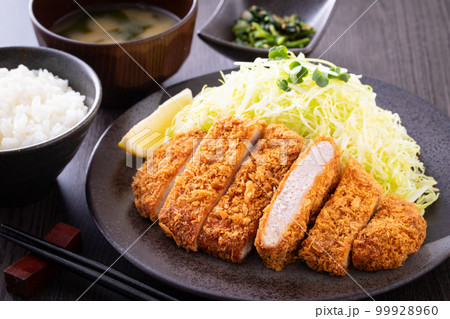 トンカツを食べる 99928960