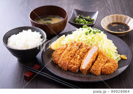 トンカツを食べる 99928964