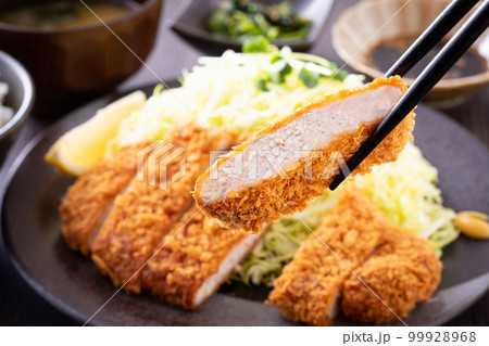 トンカツを食べる 99928968