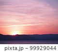飛行機雲と夕暮れ 99929044