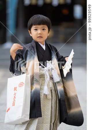 和服姿で七五三のお宮参りに来た5歳児が扇子を持ち神社の社殿をバックに佇んでいる図(アップ) 和服姿で七五三のお宮参りに来た5歳児が扇子を持ち神社の社殿をバックに佇んでいる図(アップ) 99929549