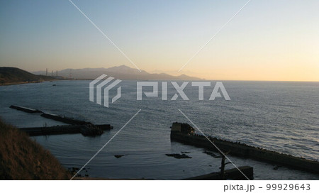 夕焼けに染まりはじめた穏やかな日本海 99929643