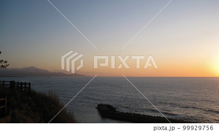 夕焼けに染まりはじめた穏やかな日本海 99929756